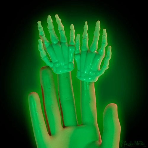 Skeleton Hands glow 722b2c3f 44f8 4dd6 b766 5a0dfee2fd47